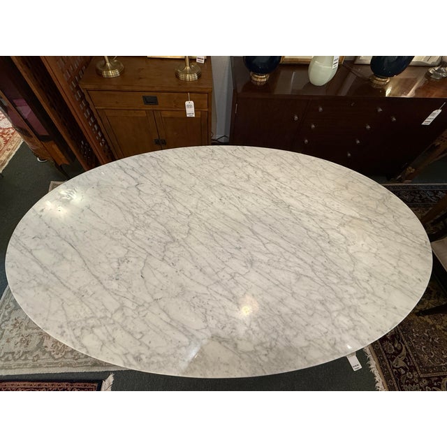 Nj Modern Furniture Saarinen-Style Oval Carrara Marble Tulip Dining Table For Sale - Image 10 of 14