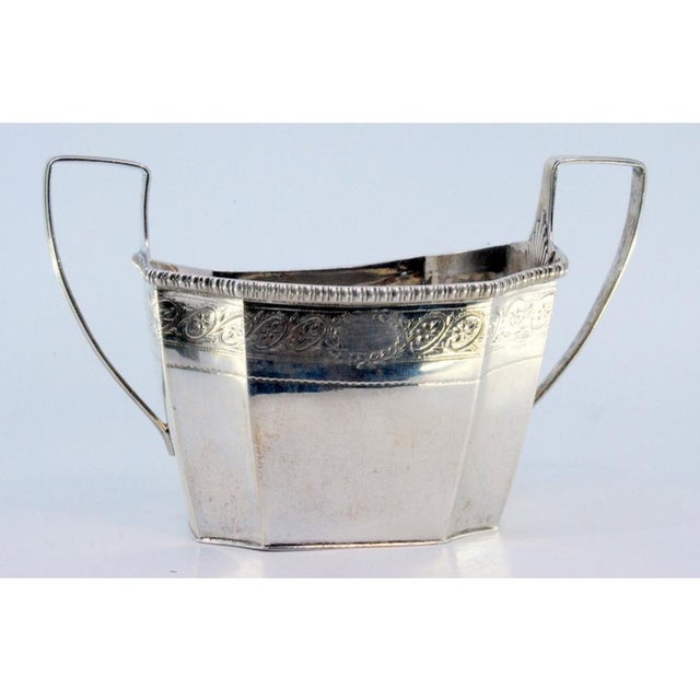 Silver Candy Box with Engraved Floral Motifs and Pearly Edges, in Good conditions. Designed 1920 to 1949
