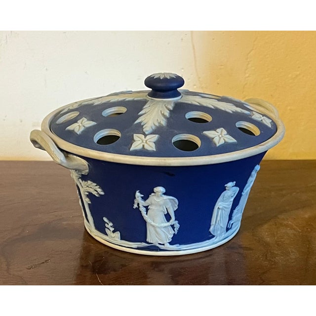 Antique Early 20th Century Wedgwood Dark Blue Jasperware Violet Pot, Potpourri Incense Burner For Sale In New York - Image 6 of 18