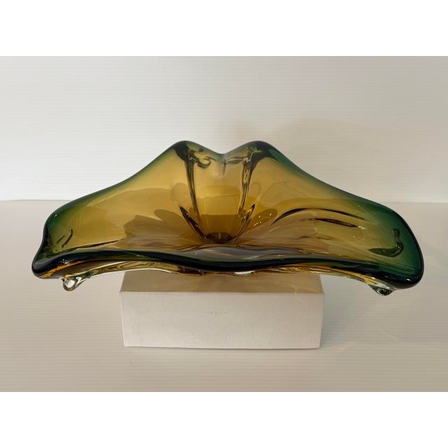 Amber Mid 20th Century Murano Sommerso Art Glass Freeform Tri-Lobed Bowl in Amber & Emerald Green For Sale - Image 8 of 12