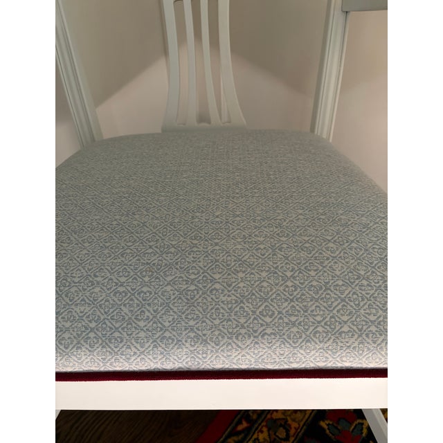 Hepplewhite Mid 20th Century Set of 8 Hepplewhite Dining Chairs With Schumacher Fabric Cushions For Sale - Image 3 of 6