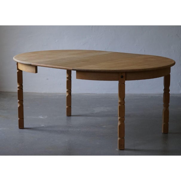 Mid century Danish round dining table in solid oak with two extensions, made in 1960s. Curved legs, great craftmanship in...