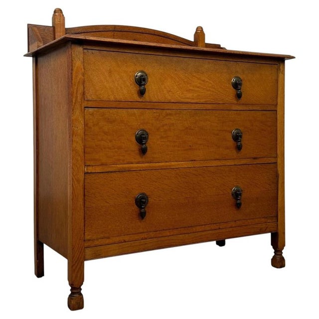 A particularly well-crafted early 20th-century English Edwardian chest of drawers, constructed in richly figured oak and...