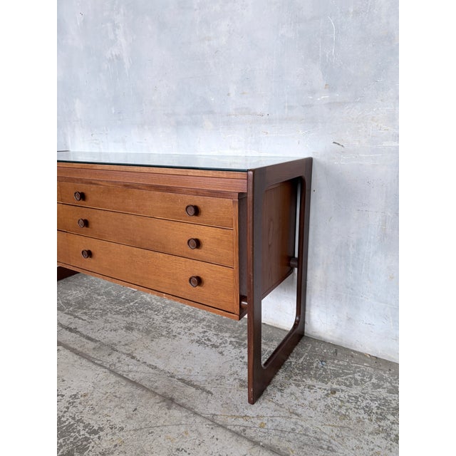 Mid-Century Teak Sleigh Leg Chest of Drawers by William Lawrence, 1970s For Sale - Image 4 of 6