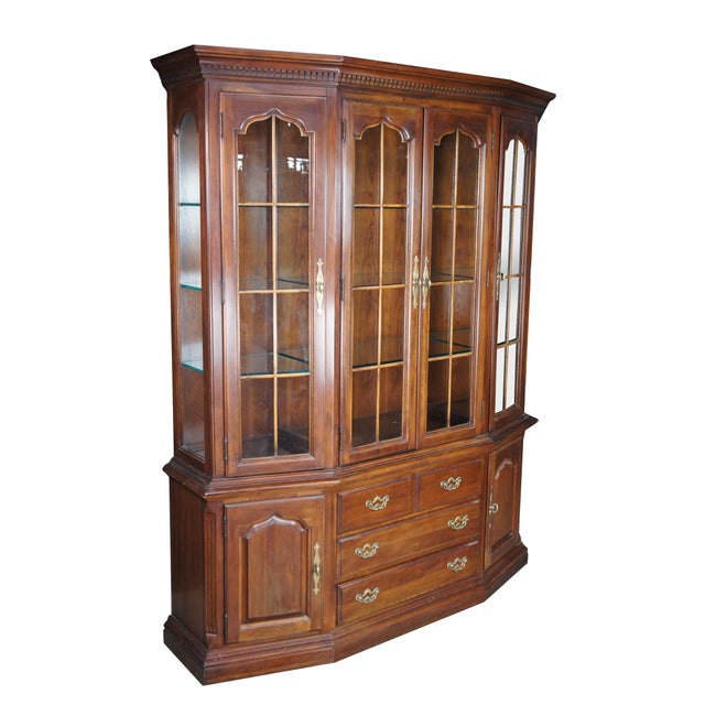 This traditional Thomasville china cabinet is a standout piece from their prestigious Collectors Cherry collection,...