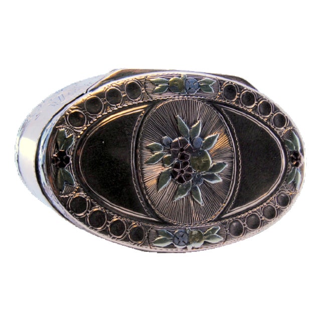 Two-Tone Gold Snuff Box with Bows For Sale