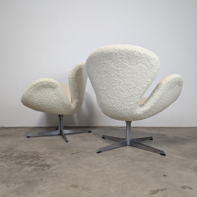 Mid-Century Modern 1960s Mid Century Modern Swivel Swan Armchair by Arne Jacobsen for Fritz Hansen For Sale - Image 3 of 12