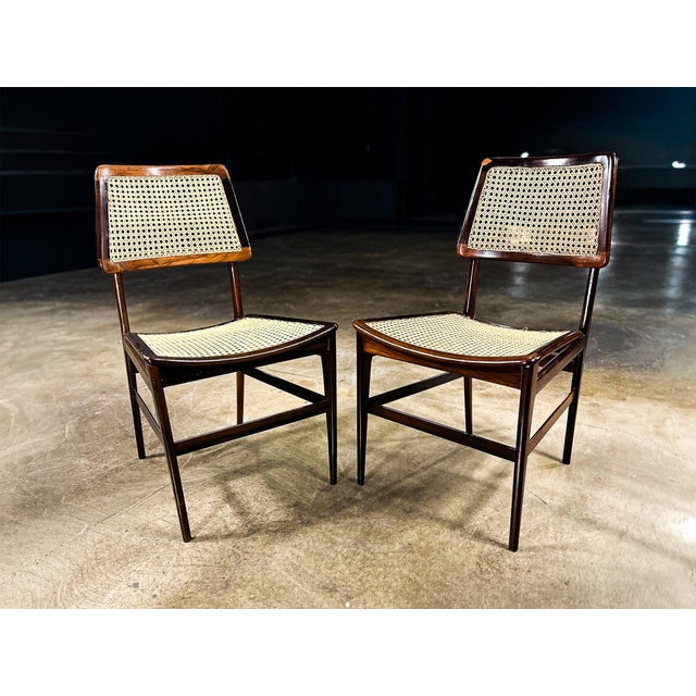 Joaquim Tenreiro Pair of “Cadeira Com Assento Curvo” Chairs in Rosewood and Cane by Joaquim Tenreiro, Brazil, 1960s For Sale - Image 4 of 12