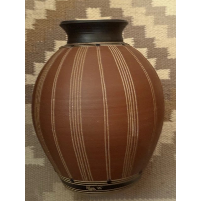 1980s Kenneth Allen Fine Stoneware Pottery Vase Scraffrito Design 11" Signed & Dated For Sale - Image 13 of 15