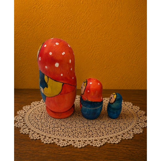 1960s Vintage 1960s Hand-Painted Russian Matryoshka Nesting Dolls – Set of 3 For Sale - Image 5 of 8