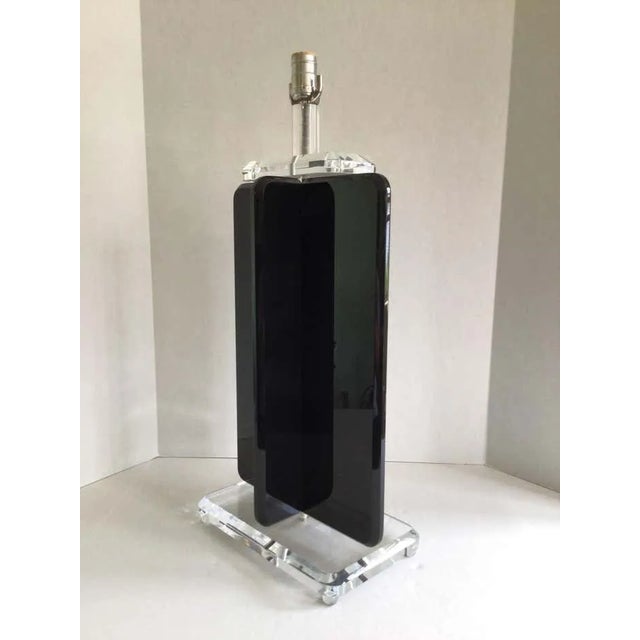 1970s 1970s Clear and Black Lucite Table Lamp With Lucite Finial For Sale - Image 5 of 9