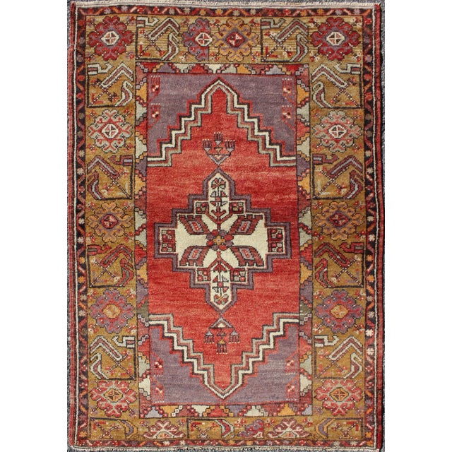 Textile Geometric Vintage Turkish Oushak Carpet in Soft Red, Light Purple, & Gold Border For Sale - Image 7 of 7