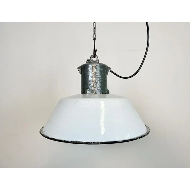 Industrial White Enamel Industrial Lamp with Cast Aluminium Top from Eow, 1950s For Sale - Image 13 of 13