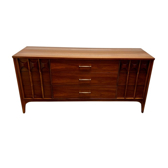 Part of the iconic "Perspecta" collection designed by Kent Coffey in the 1960s, this spacious 9-drawer dresser embodies...