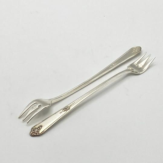 1940s Oneida Community Tudor Silverplate "Sweet Briar" 72-Piece Set (Service for 8 With Bonus Pieces and Wooden Chest) Vintage 1948 For Sale - Image 12 of 18