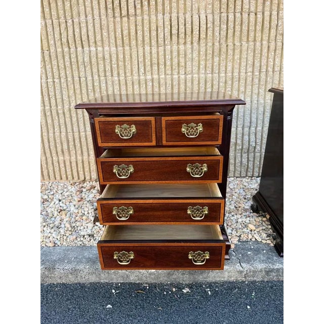 Early 21st Century Pair of Stickley Matching Chippendale Style Inlaid Mahogany Nightstands or Small Bachelor's Chests. For Sale - Image 5 of 15