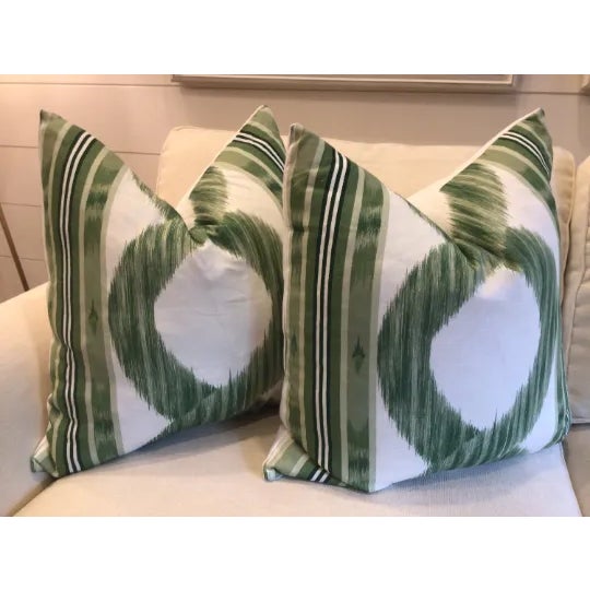 Mid-Century Modern Manuel Canovas Zarina Emerald Green & White Linen Pillows- a Pair For Sale - Image 3 of 3
