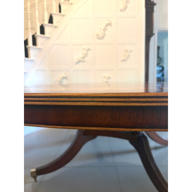 Antique Mahogany and Yew Wood Crossbanded Fourteen-Seater Circular Centre Dining Table, 1920 For Sale - Image 16 of 17