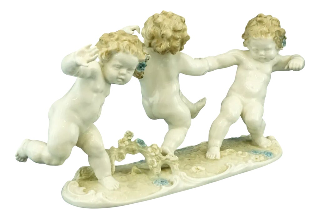 HutchenReuther淡い上品なペール ドイツ製レリーフディッシュ 20th Century Porcelain Sculpture with Triptych of Putti by Karl