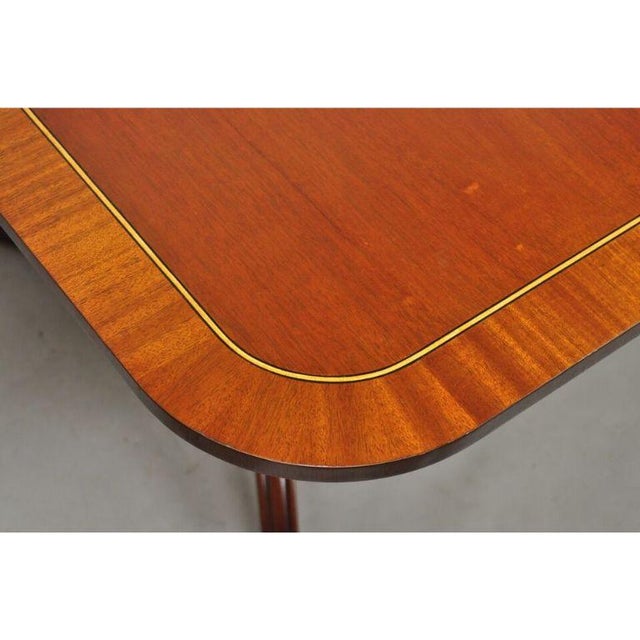 Traditional Late 20th Century Baker Williamsburg Colonial 8839 Mahogany Federal Inlay Extension Dining Table B For Sale - Image 3 of 12