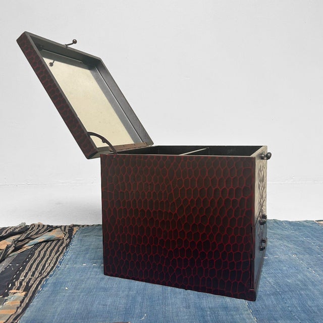Japanese Kamakura-Bori Lacquer Make-Up Chest with Mirror, 1980s For Sale - Image 6 of 11