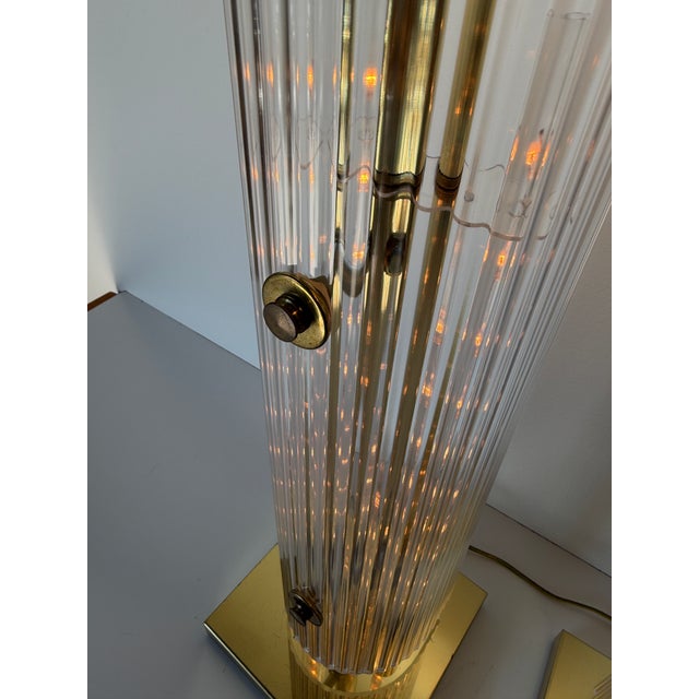 1980s 1980s Vintage Sciolari Style Brass & Clear Ribbed Lucite Table Lamps – Pair For Sale - Image 5 of 12