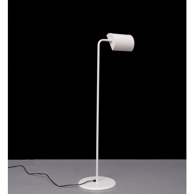 The lamp is made of white lacquered metal and has a very sober and clear design. Depending on the light source, it gives a...