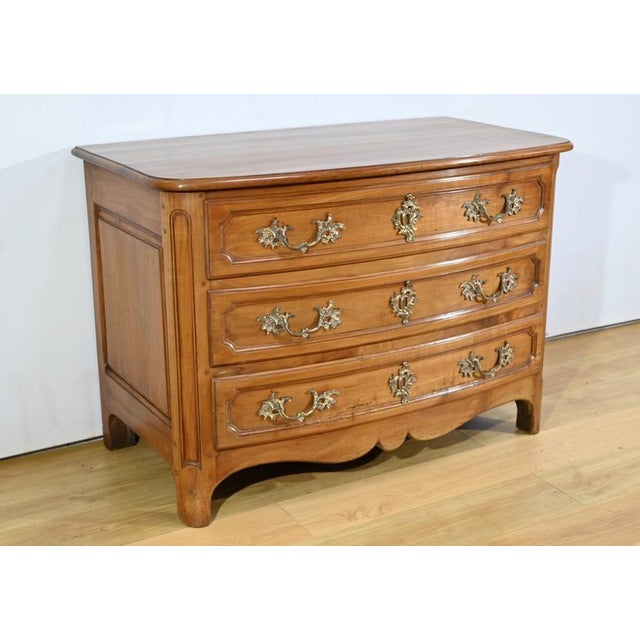This regional dresser in solid cherry trees offers three identical drawers, with appliance convex facades, with central...