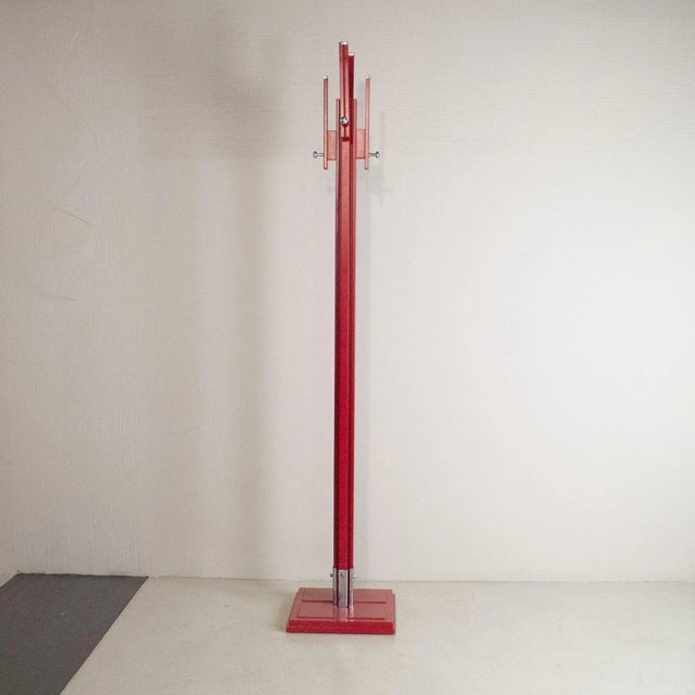 Red Lacquered Wooden Coat Stand with steel Inserts by Carlo De Carli for Fiarm, 1970s For Sale - Image 4 of 8