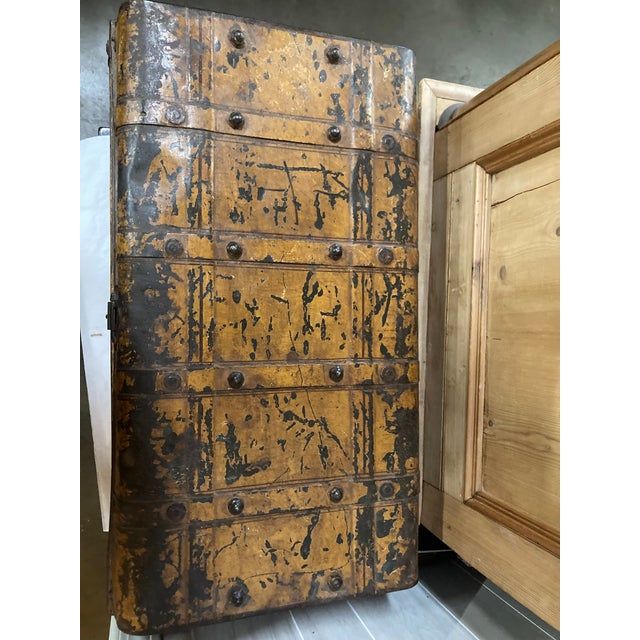 English Early 20th Century Goldenrod Metal Luggage From India For Sale - Image 3 of 7
