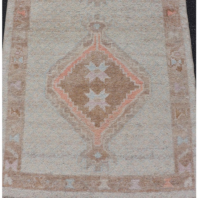 Turkish Oushak Runner With Soft Ivory Field and Peach Geometric Medallions For Sale In Atlanta - Image 6 of 12