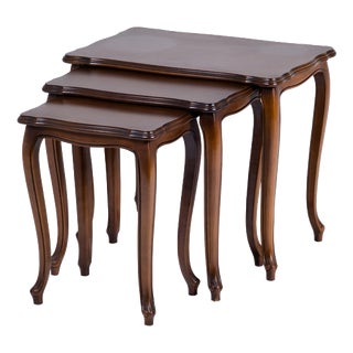Vintage Louis XV Style Nesting Tables in Nut Wood, 1970s, Set of 3 For Sale