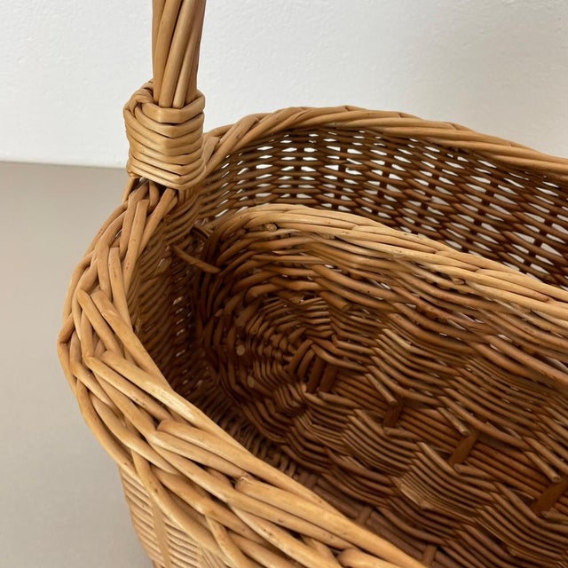 Large Mid-Century Bauhaus Rattan Magazine Holder, 1970s For Sale - Image 10 of 18