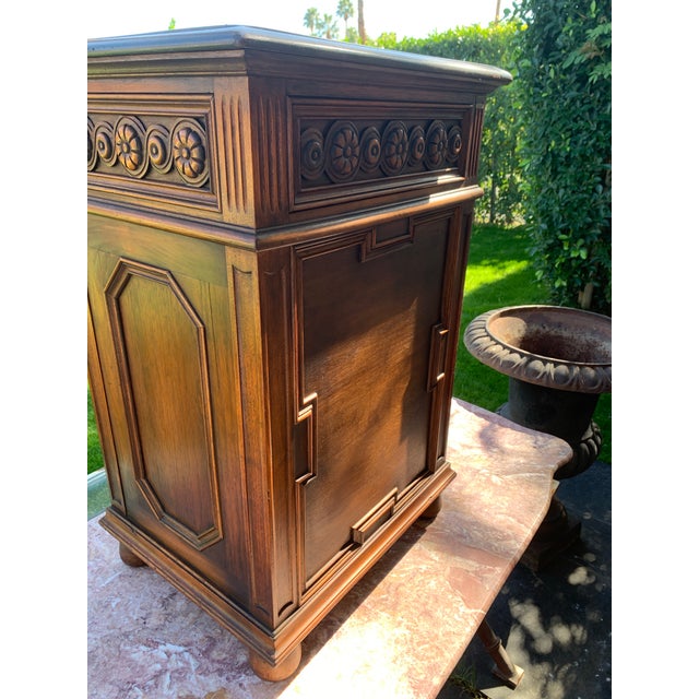 Kittinger Antique Kittinger Jacobean Side Table Liquor Cabinet For Sale - Image 4 of 18