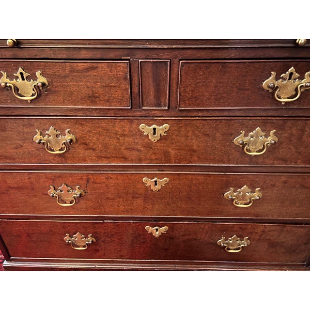 1780 George III Chest of Drawers on Bracket Feet With Brushing Slide & Secret Sovereign Drawer For Sale - Image 4 of 13
