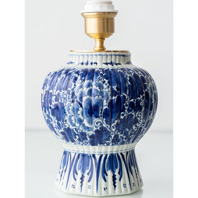 1920s Antique Hand-Painted Chinoiserie Blue and White Ceramic Table Lamp with Silk Shade from Royal Delft, 1924 For Sale - Image 5 of 13