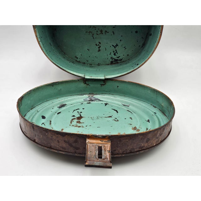 English Hat Box in Sheet Metal, Early 1900s For Sale - Image 10 of 11