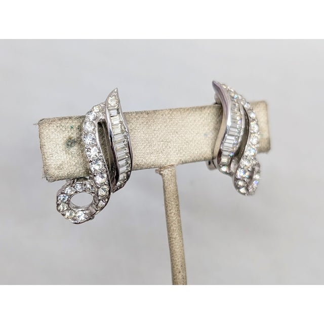 Mid-Century Modern Vintage 1960s Signed Kramer Rhodium Plated Clear Rhinestone Clip Earrings-2 Pieces For Sale - Image 3 of 7
