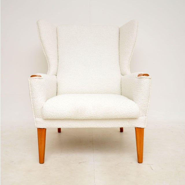 An extremely stylish and comfortable wing back armchair, made in England by Parker Knoll in the 1960-70’s. This is of...