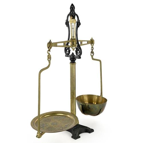 This English scale from the beginning of the 20th century is an exceptional piece that combines robustness and elegance....