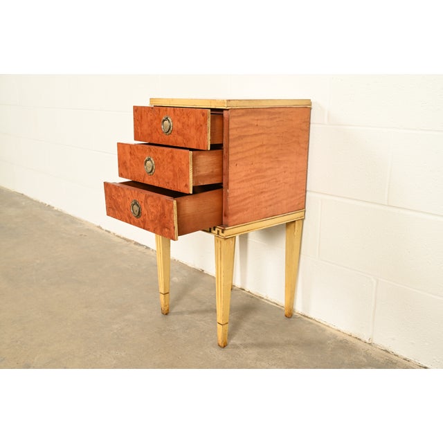 Romweber Style French Regency Louis XVI Burl Wood and Parcel Painted Three-Drawer Bedside Chest, Circa 1940s For Sale In South Bend - Image 6 of 16