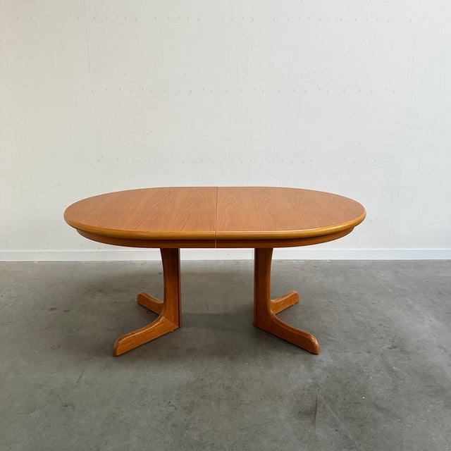 Mid-Century Modern Extendable Dining Table in Oak For Sale - Image 9 of 10