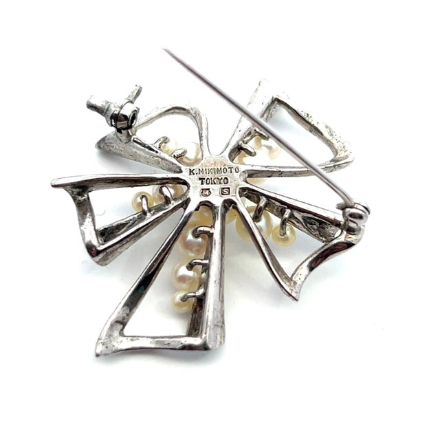 1990s Mikimoto Estate Akoya Pearl Brooch Pin Silver For Sale - Image 10 of 10
