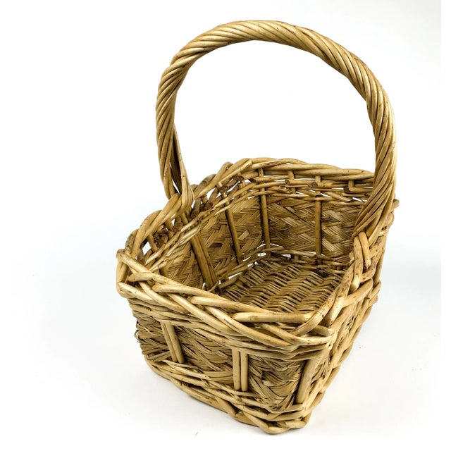 Unusual design and elegant style. This market basket will take you out and about with plenty of space for bread and...