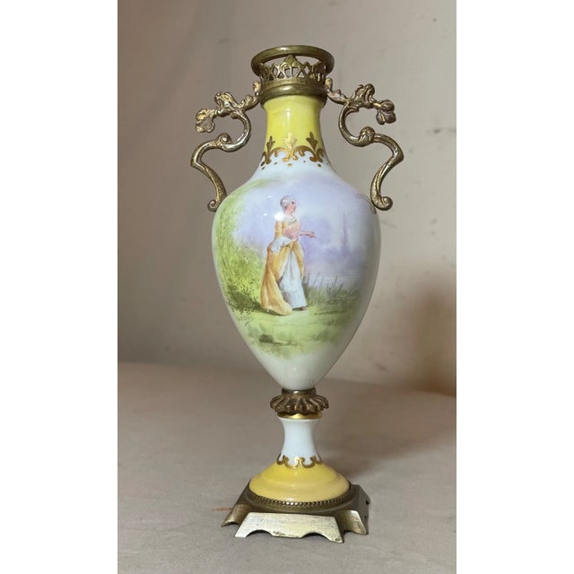 This antique miniature vase from Sèvres is a true gem for collectors. The delicate porcelain and bronze construction,...
