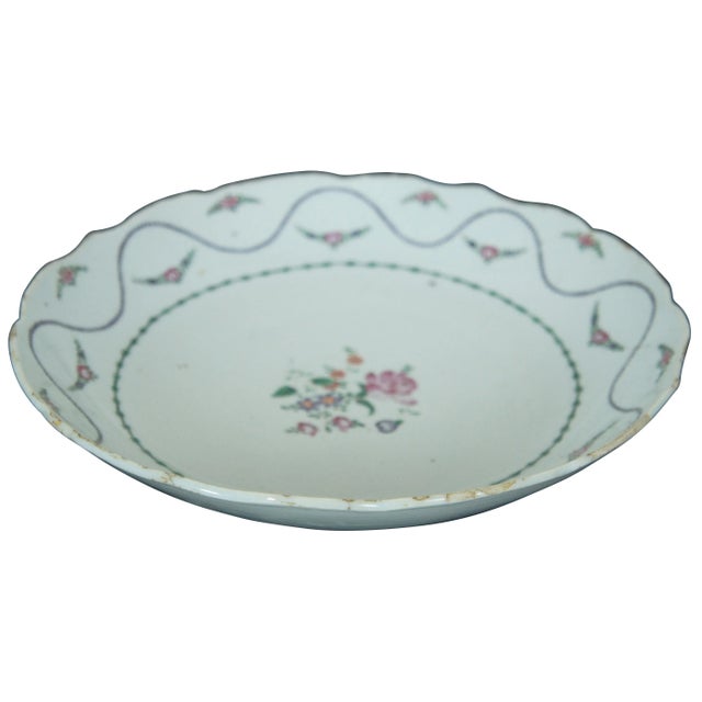 Chinese Antique 18th Century Qianlong Chinese Export Famille Rose Scalloped Bowl For Sale - Image 3 of 11