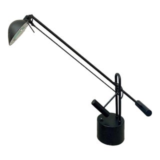 Vintage Postmodern Italian Milano Dana 4400/G440 Black Counterbalance Halogen Adjustable Desk, Task Lamp With Pendulum & Double Counterweight For Sale