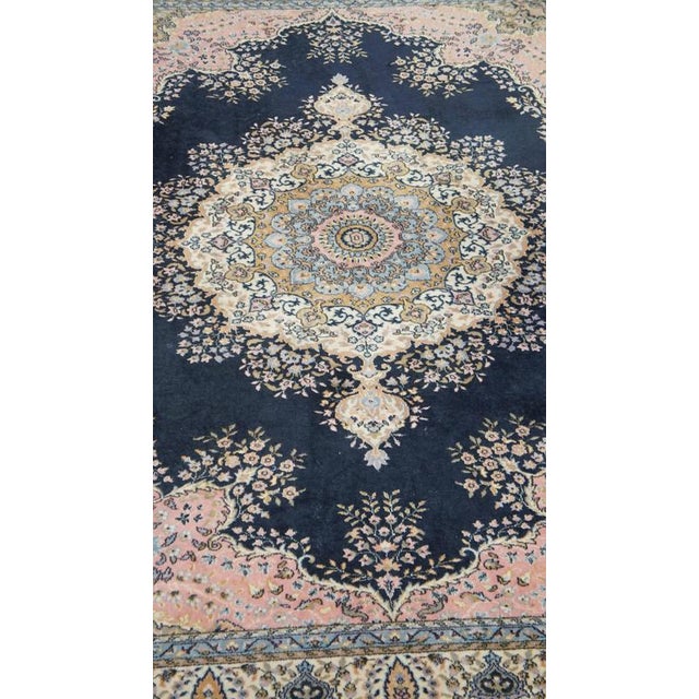 A beautiful rug with mainly pink and dark blue with a beautiful pattern 240x170cm. Let your home shine with this beautiful...