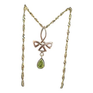 Mid-Century 9 Carat Yellow Gold Celtic Knot Peridot Pendant and Chain For Sale