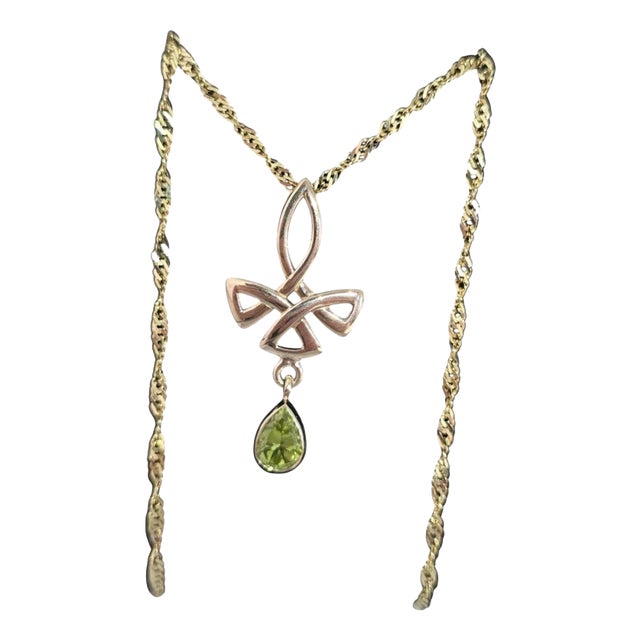 Mid-Century 9 Carat Yellow Gold Celtic Knot Peridot Pendant and Chain For Sale